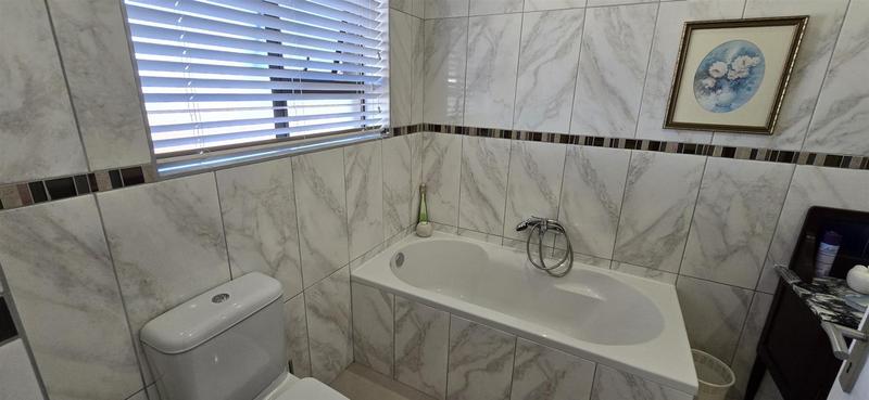 3 Bedroom Property for Sale in Outeniqua Strand Western Cape
